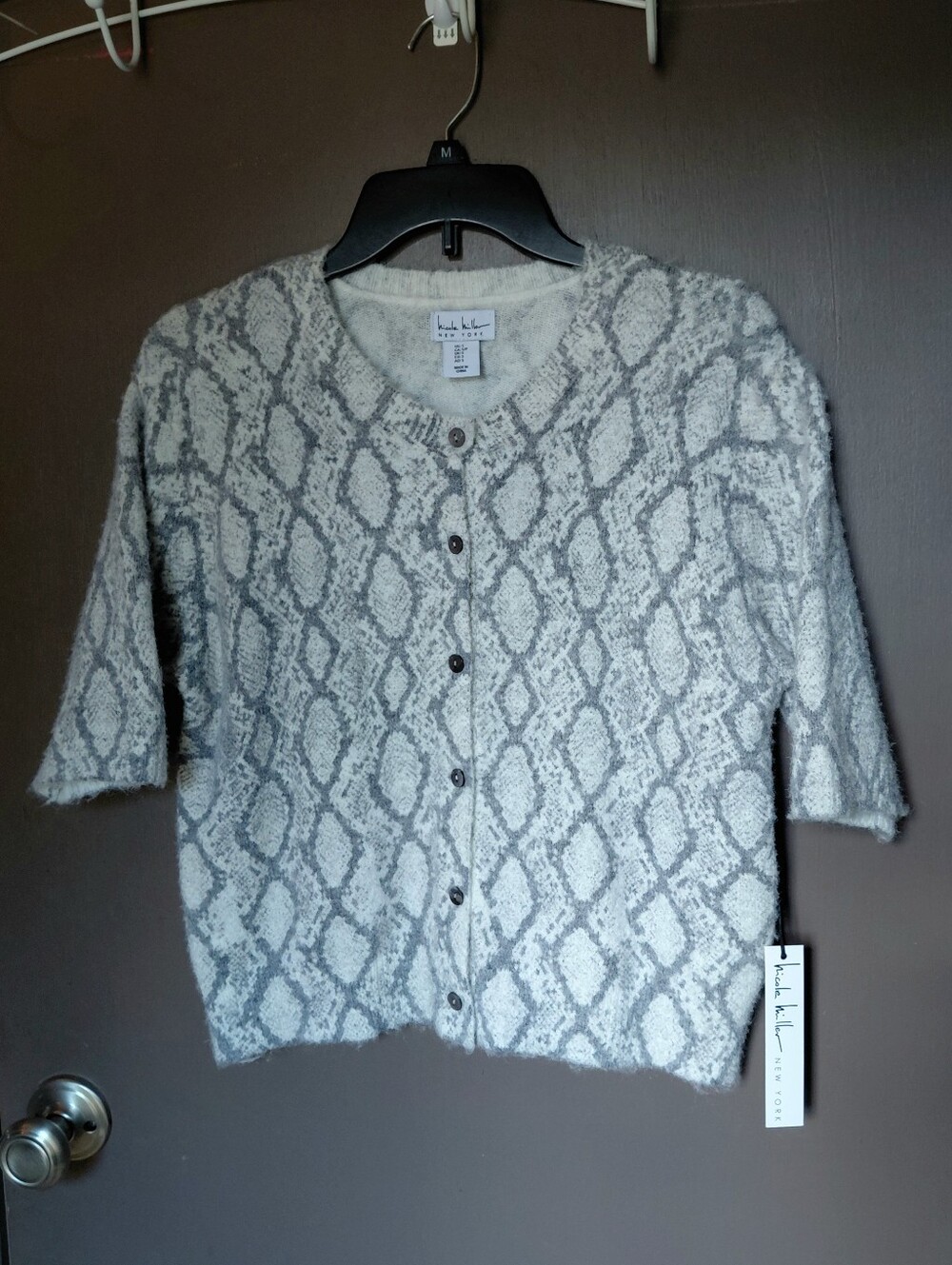 Button-front, short-sleeve grey and white geometric snakeskin print cardigan